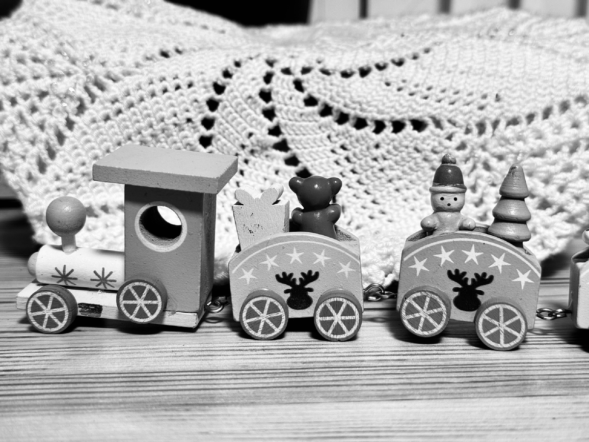 Я как это паровоз, который все тащит на себе на передних колесах. А задние даже не там, где они должны быть. 