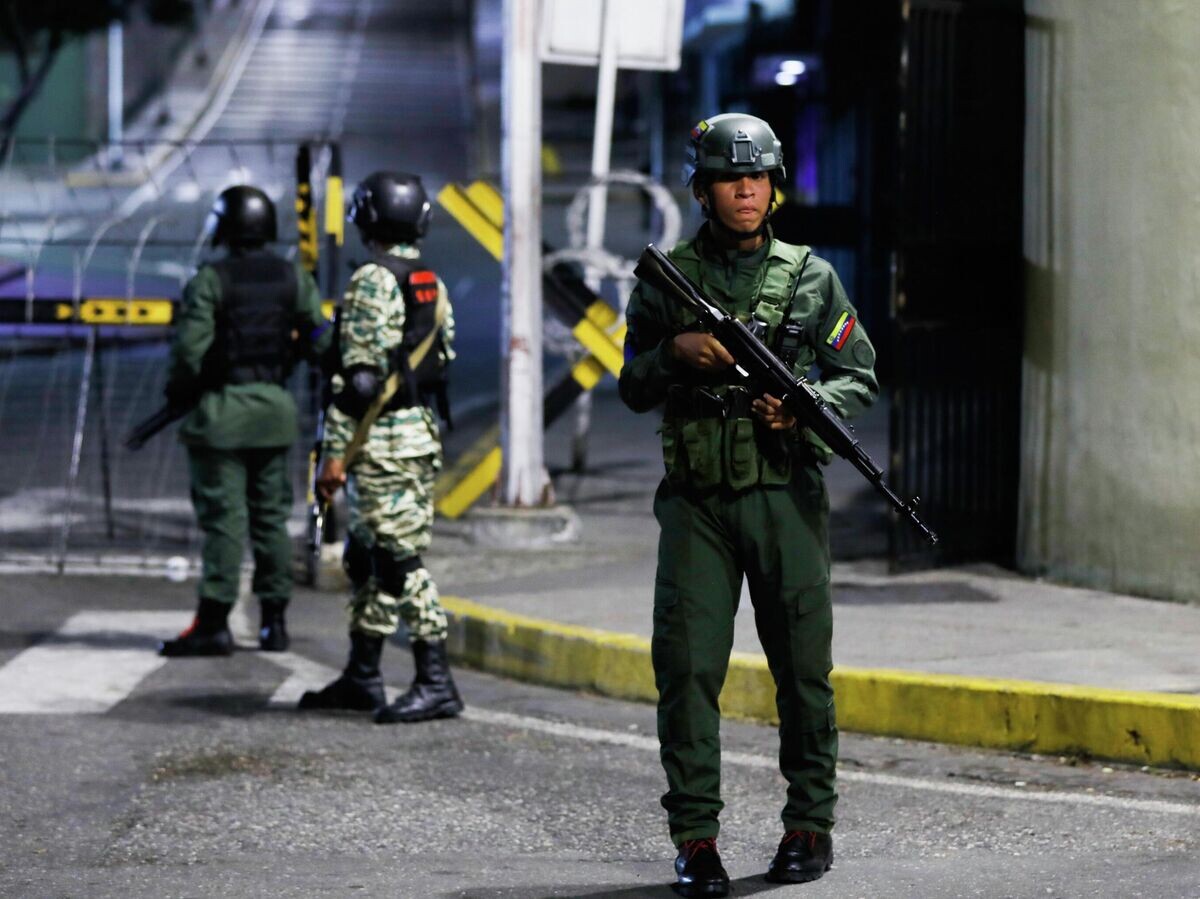    Военные возле президентского дворца в Каракасе, Венесуэла© AP Photo / Cristian Hernandez