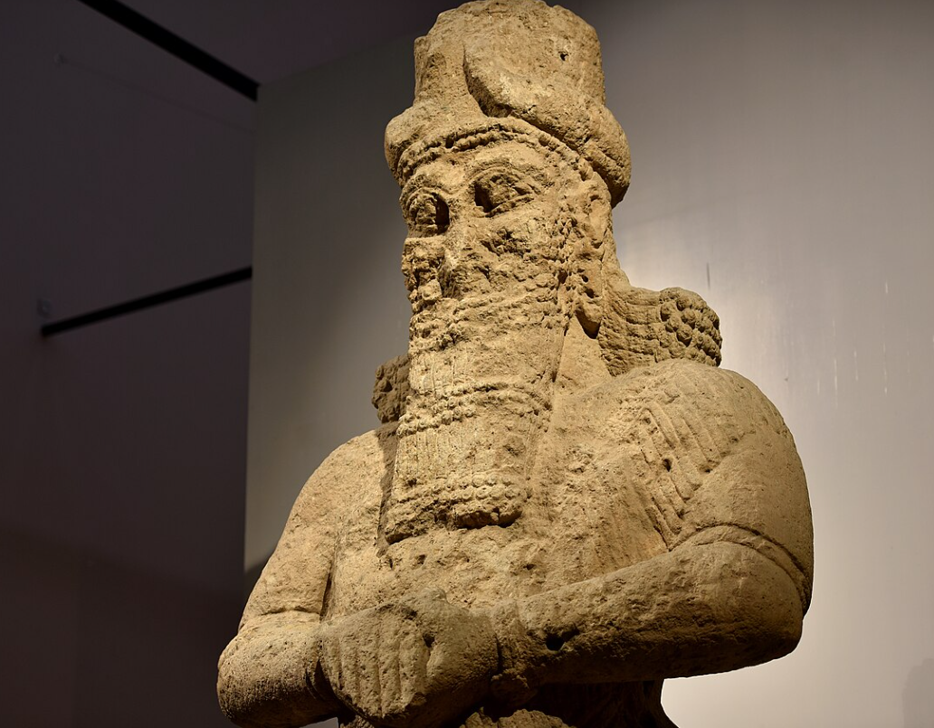 Колоссальная статуя бога Набу, 8 век до н.э. Из Нимруда, Месопотамия, Ирак. Она находится в Иракском музее. (интернет)