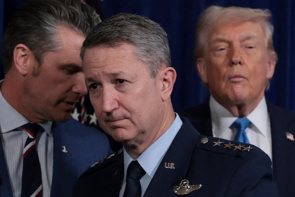    Выступив соло, Трамп дал слово председателю Объединенного комитета начальников штабов США, генералу Дэну Кейну, который привел кое-какие детали операции. REUTERS