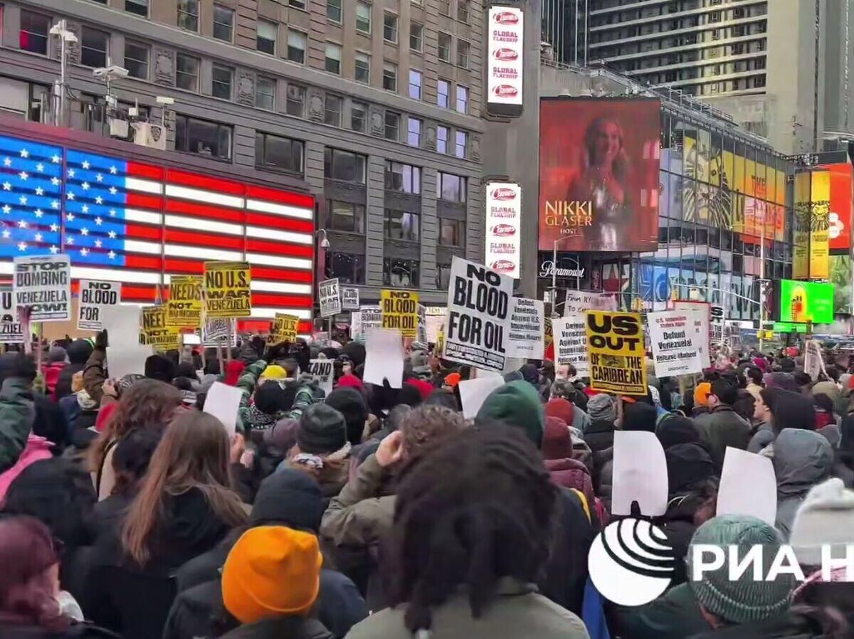    Жители Нью-Йорка вышли на протест против операции США в Венесуэле. Кадр видео | © РИА Новости