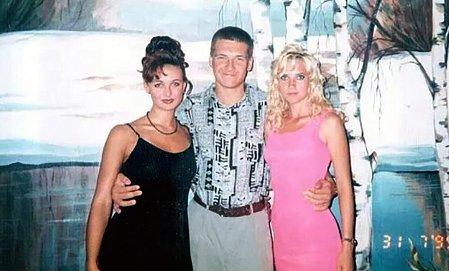 Парень и девушки 90-х