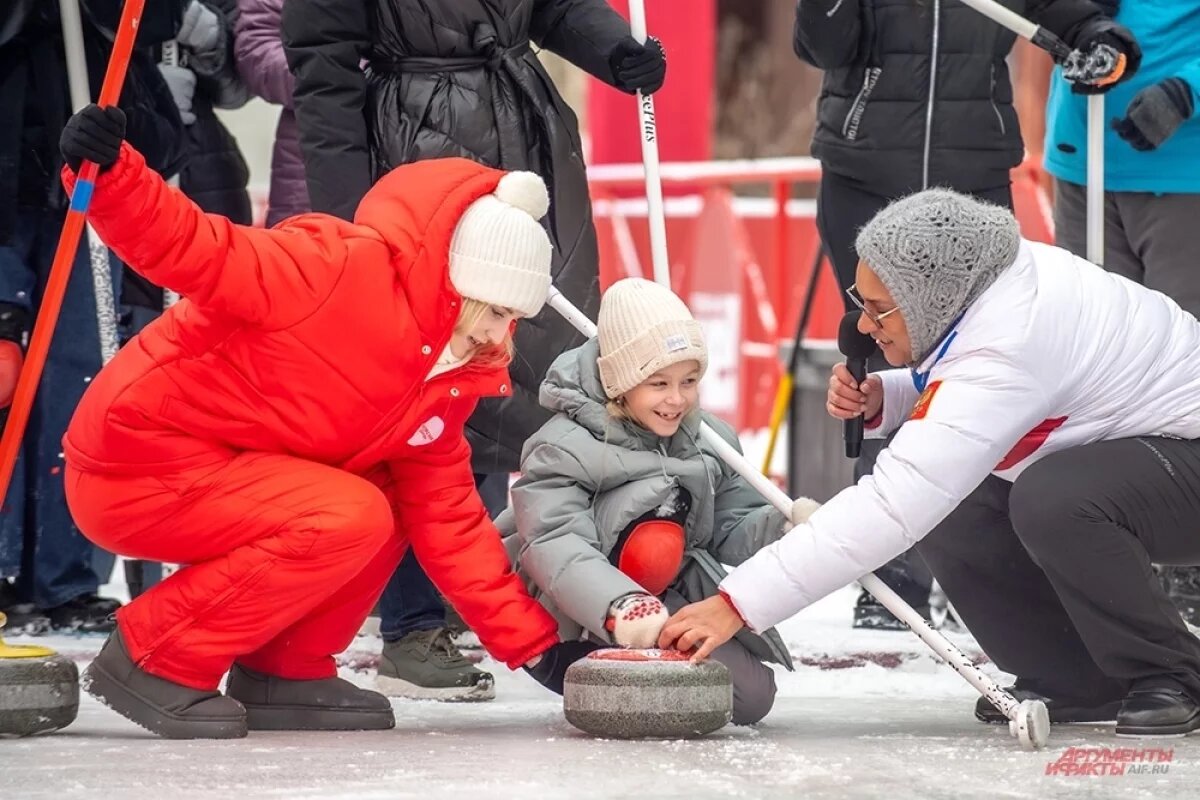    На исторической Школьной улице работает школа керлинга, где любому желающему дают возможность попробовать поиграть в эту древнюю, но все еще экзотическую для России, зимнюю игру.