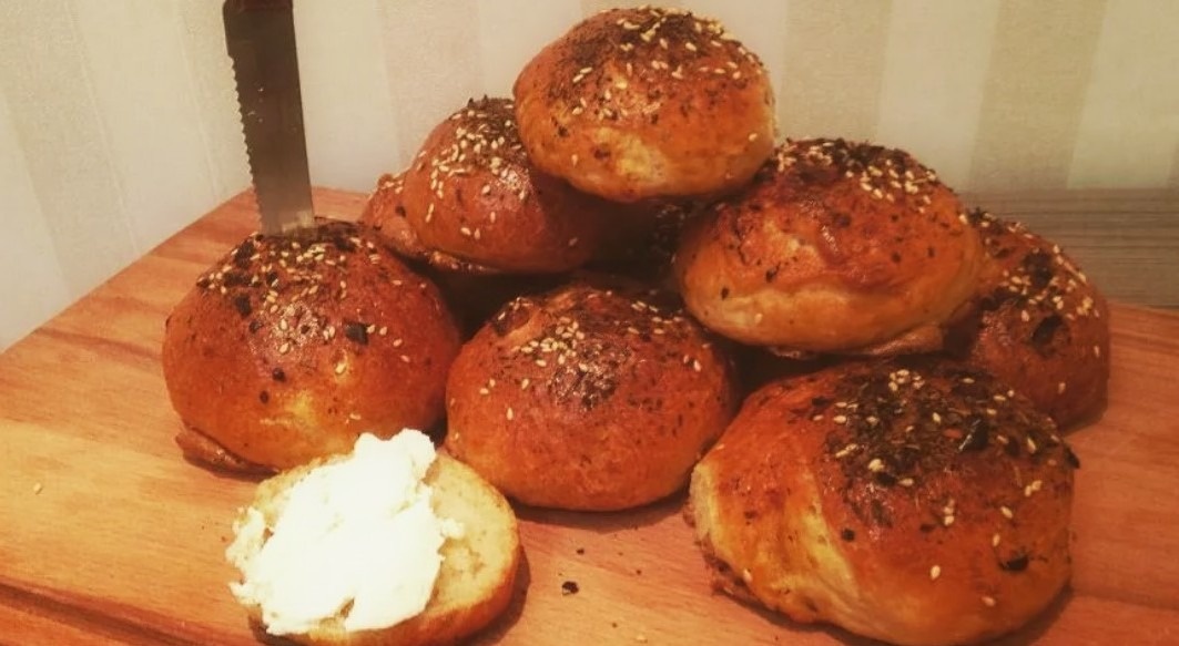 Дополнительно дрожжи и сахар усиливают процессы брожения. Даже у людей без диагнозов появляется вздутие и тяжесть, а при склонности к панкреатиту риск обострения возрастает в разы.
