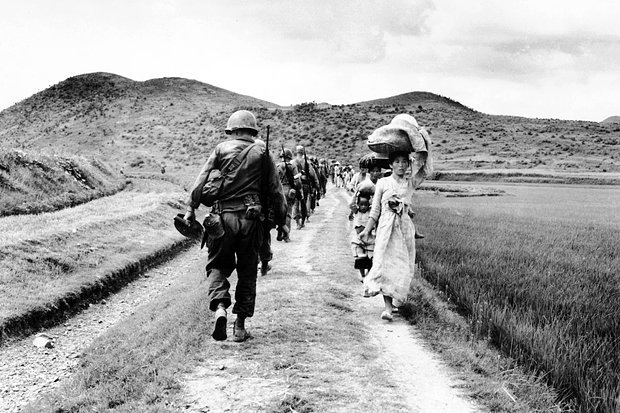    Американские военнослужащие и жители Кореи во время корейской войны, 1950-1953 годы. Фото: IMAGO / Globallookpress.com