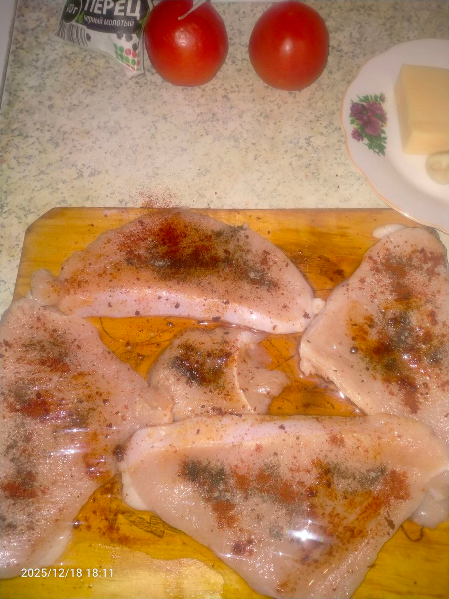 Филе индейки солим, перчим, присыпаем сладкой паприкой, сушёным чесноком, сбрызгиваем растительным маслом и хорошенько втираем специи в мясо. Можно использовать курицу