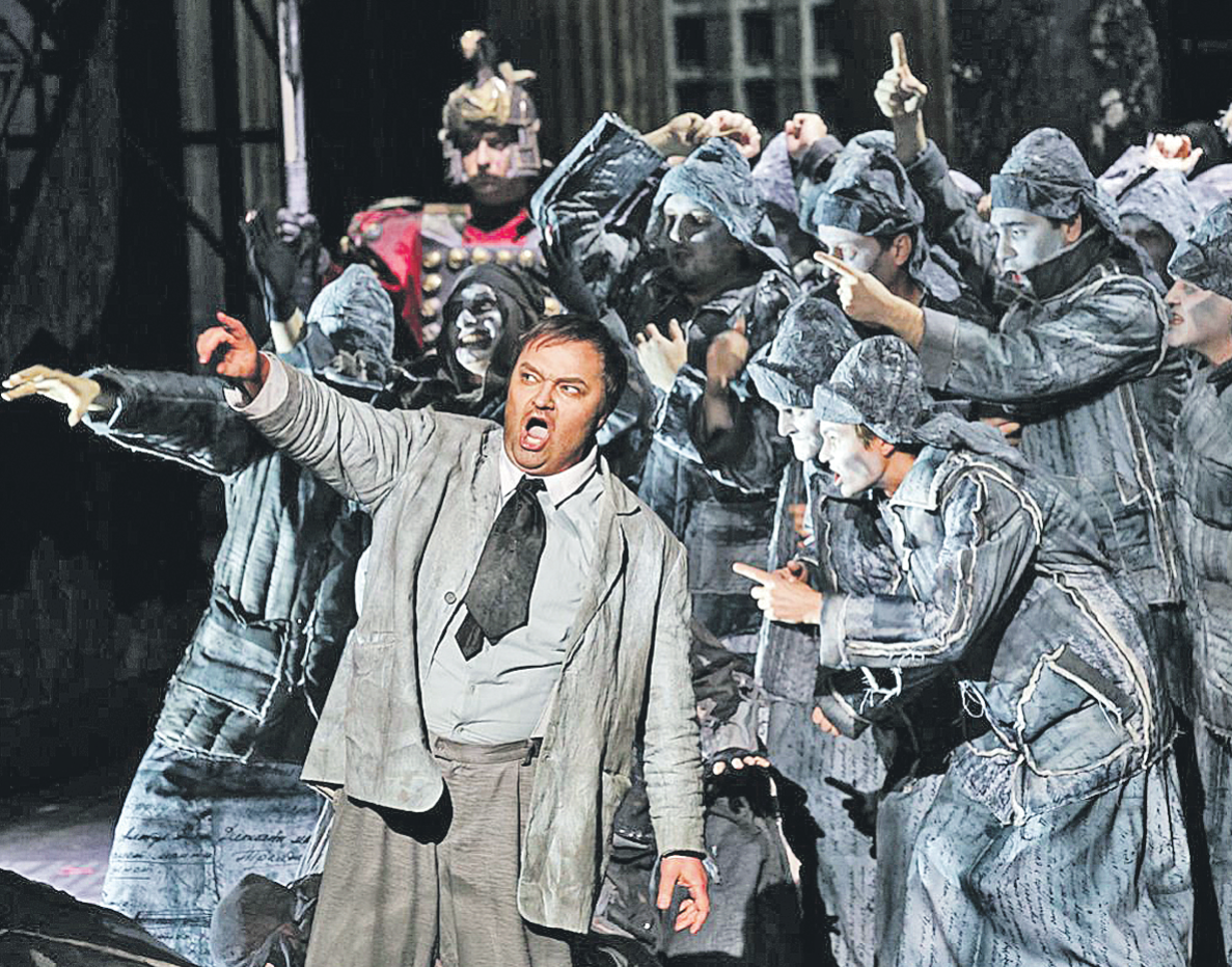 По костюмам и оформлению сцены видно, насколько скрупулезно подошли авторы к роману Булгакова. Фото: Елизавета КОБЕЦКАЯ/ИД «Беларусь сегодня»