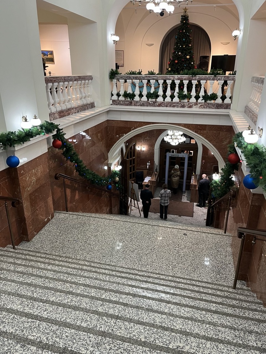 Спускаемся на выход. 