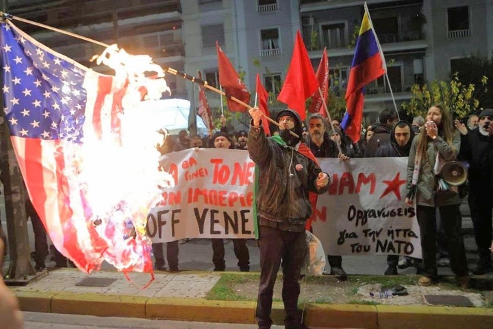 Флаги США сжигают по всему миру после операции в Венесуэле