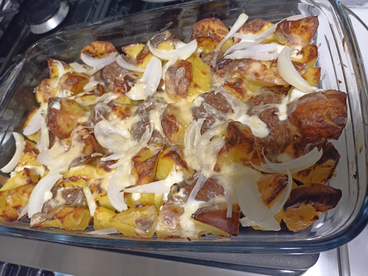 Сверху посыпала нарезанным луком репкой, запах сногшибательный.. Сочетание горячего мяса и лука фееричны