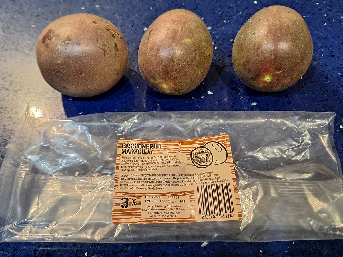 Маракуйя, по размеру она со сливу