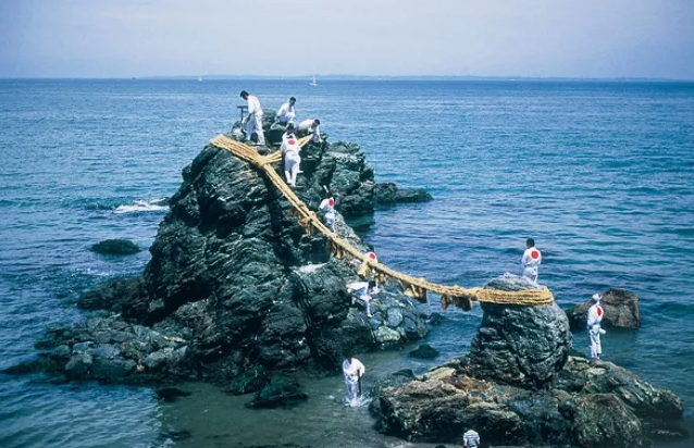 Японские монахи официально женят скалы, вешают бубенцы на пеньку