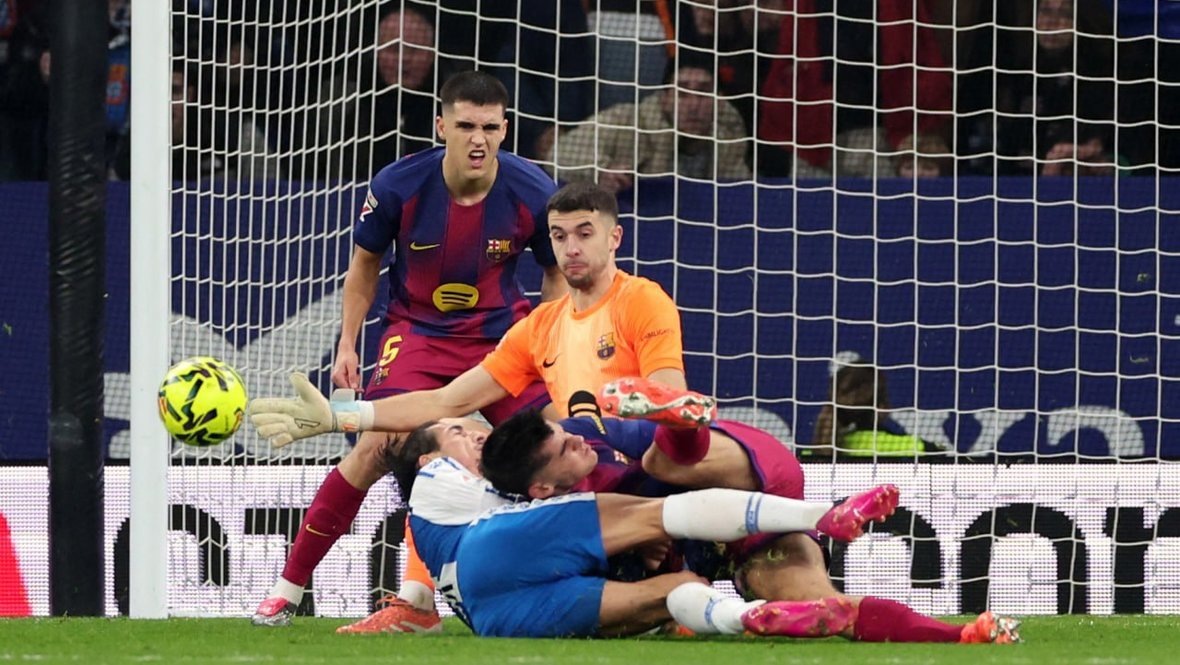    Вратарь Жоан Гарсия. Reuters