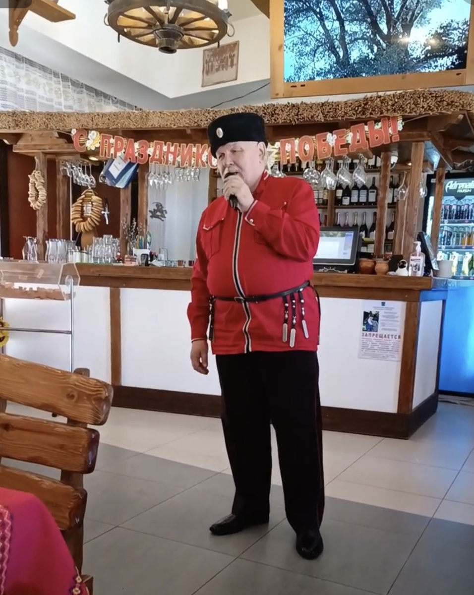 Вот такой замечательный персонаж поздравлял одного из посетителей с днем рождения