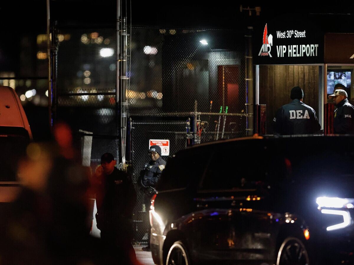    Представители DEA ждут прибытие вертолета с Николасом Мадуро в гелипорт Нью-Йорка | © AP Photo / Stefan Jeremiah