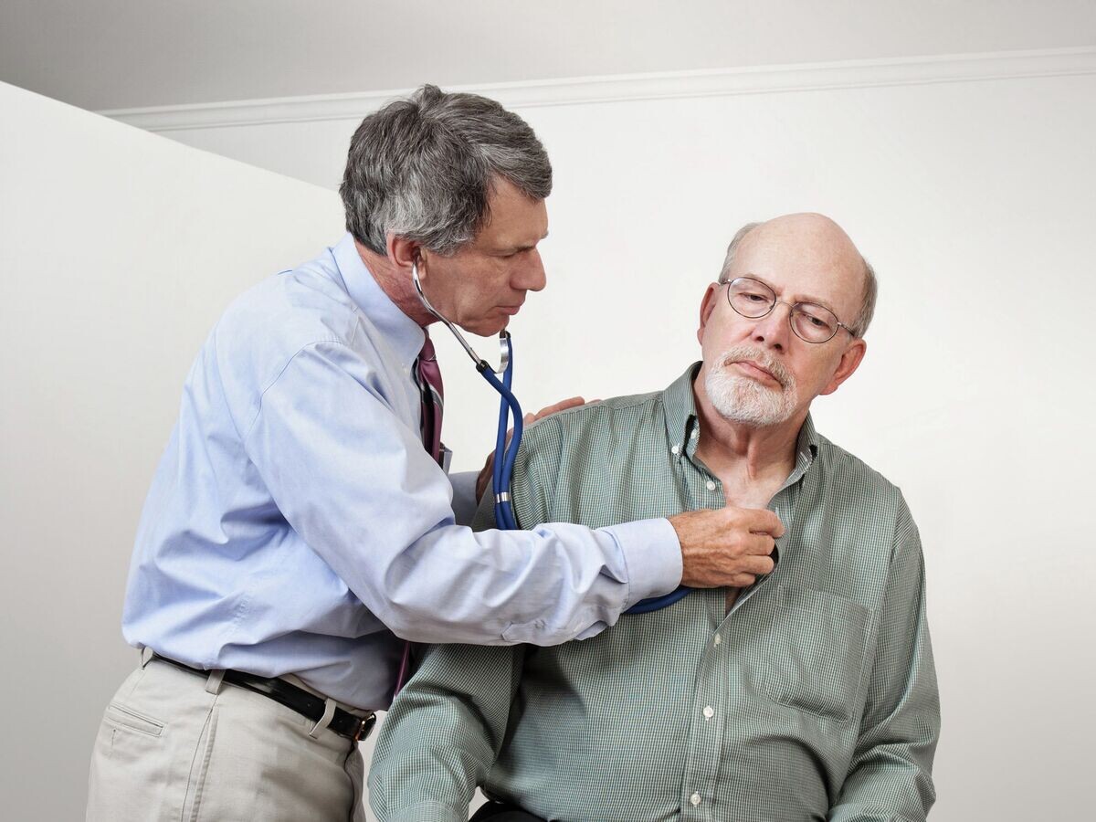    Врач ведет осмотр пациента | © Fotolia / forestpath