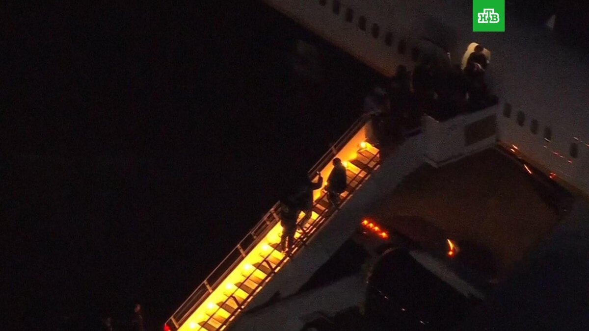    Мадуро с мешком на голове вывели из самолета в Нью-Йорке