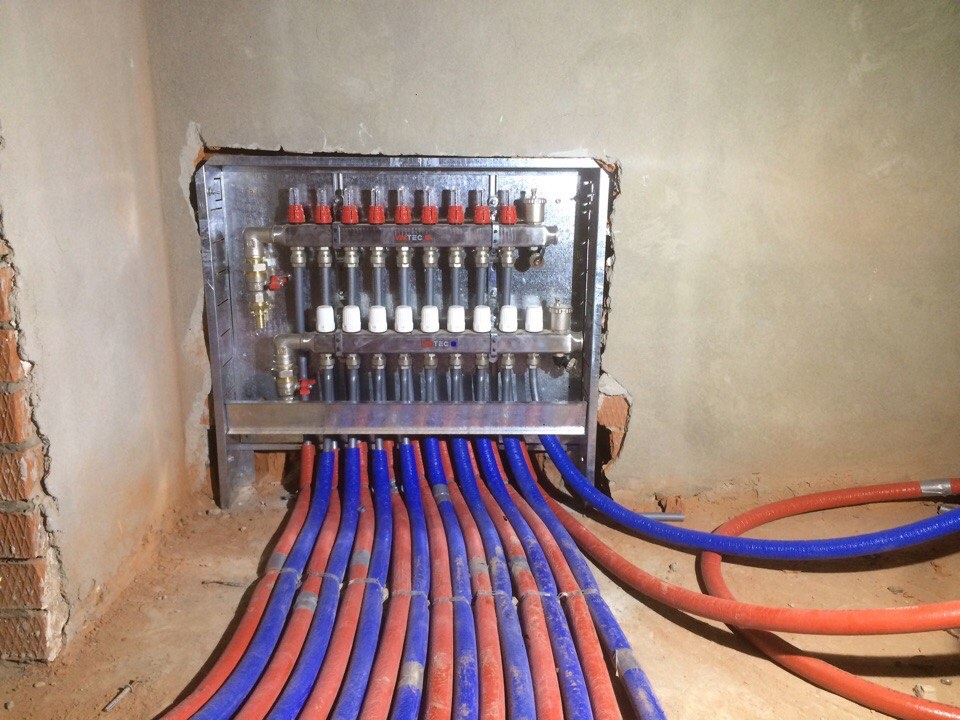 Сохранились фотографии с 2017 года примерно, когда я работал монтажником по сантехники в компании ,стати которые сейчас являются нашими партнерами.