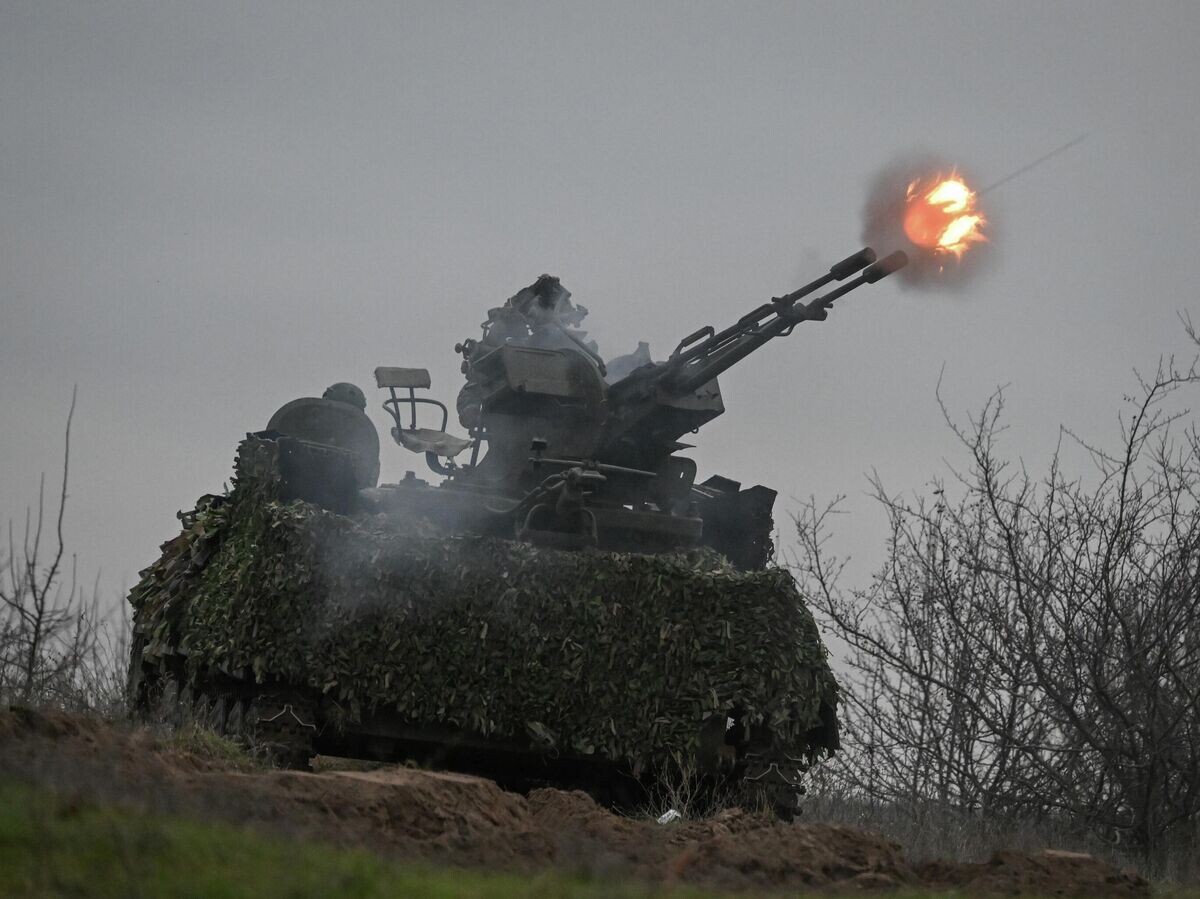    Военнослужащие ведут огонь из зенитной установки ЗУ-23 | © РИА Новости / Станислав Красильников