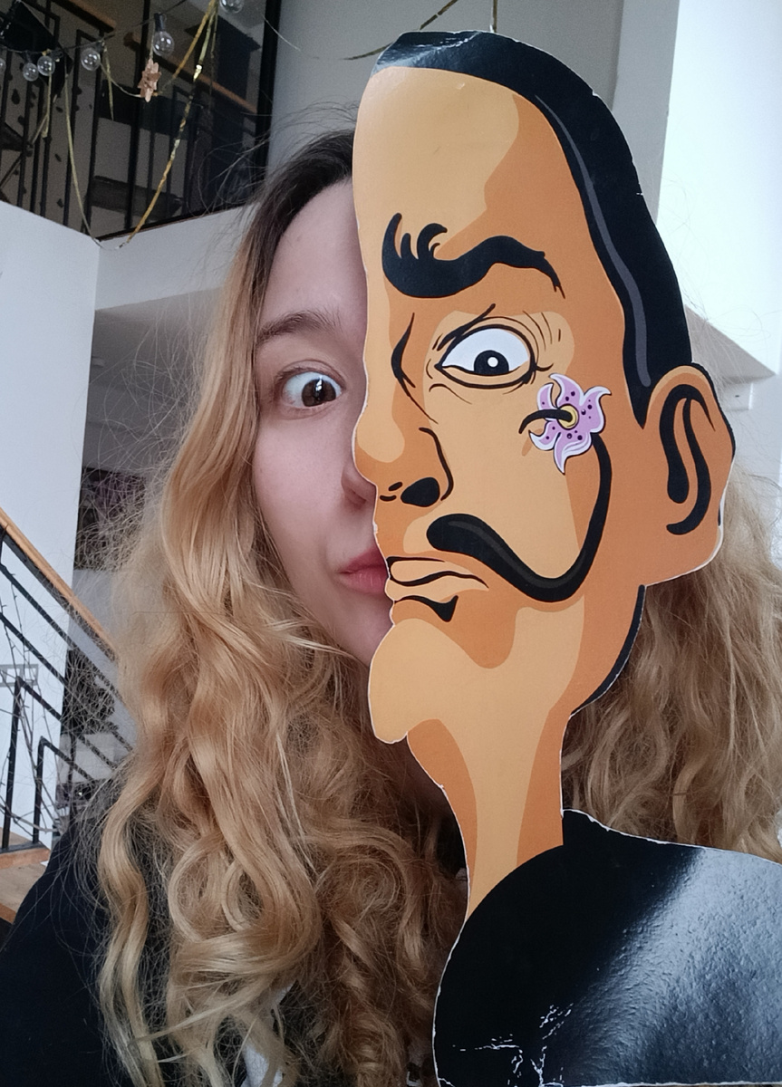 Фото автора с лицом Дали.