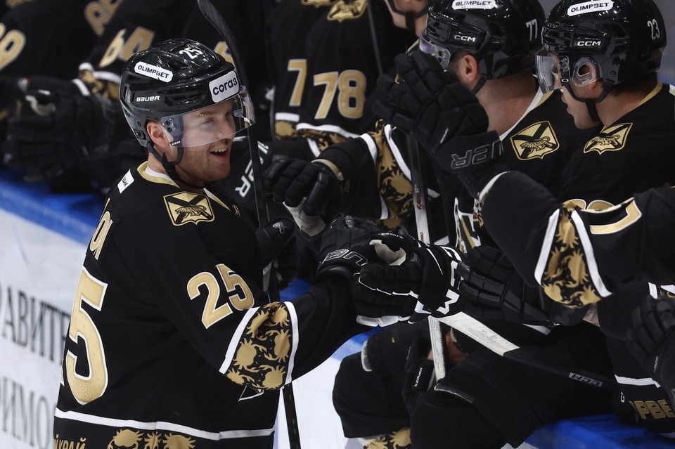    Кайл Олсон открыл счет в матче. Фото: Дмитрий Сорока, ХК «Адмирал»