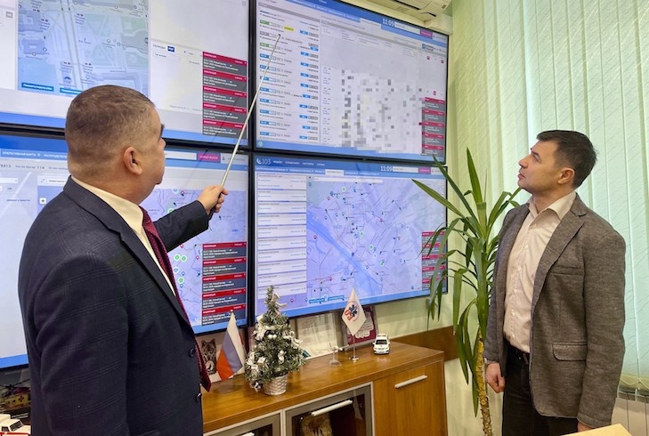    Министр здравоохранения Новосибирской области Заблоцкий в объединённой диспетчерской 103. Фото пресс-служба правительства Новосибирской области