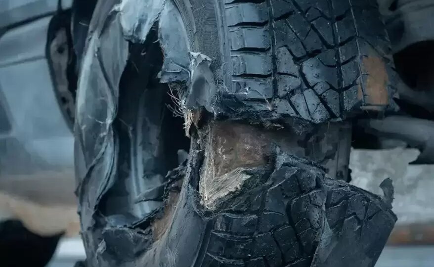 В Находке неизвестные массово порезали шины припаркованным авто