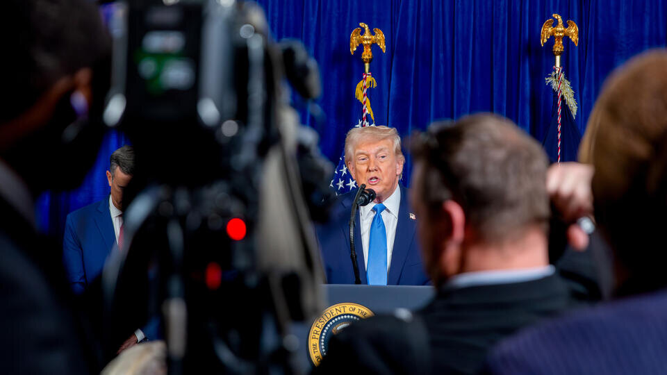     Трамп признал, что завершение конфликта на Украине стало не самой легкой задачей www.globallookpress.com/Nicole Combea - Pool via CNP/Keystone Press Agency