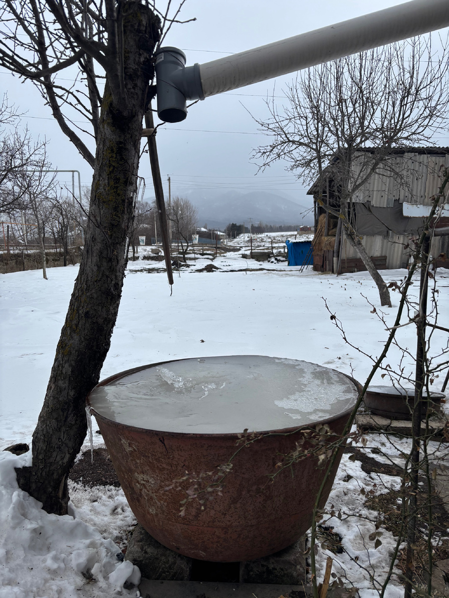 Большая металлическая чаша в деревне