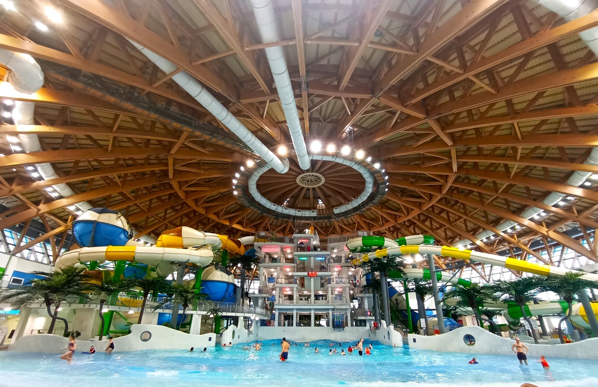 Прямо к горкам не пройти, нужно вход сначала найти