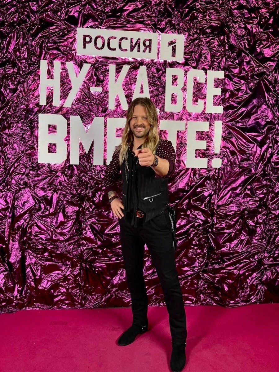    Певец — один из судей в популярном шоу «Ну-ка, все вместе»   Официальный телеграм-канал Арсения Бородина