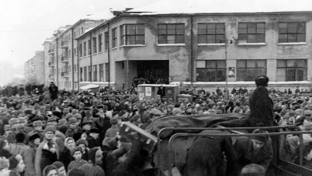 Ленинградцы в день казни немецких преступников на пл. Калинина 5.01.1946