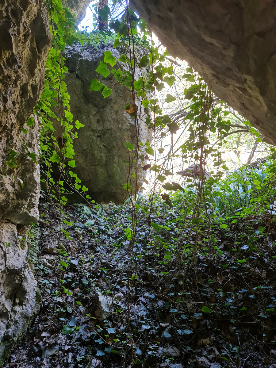 Здесь никого нет, можно просто быть