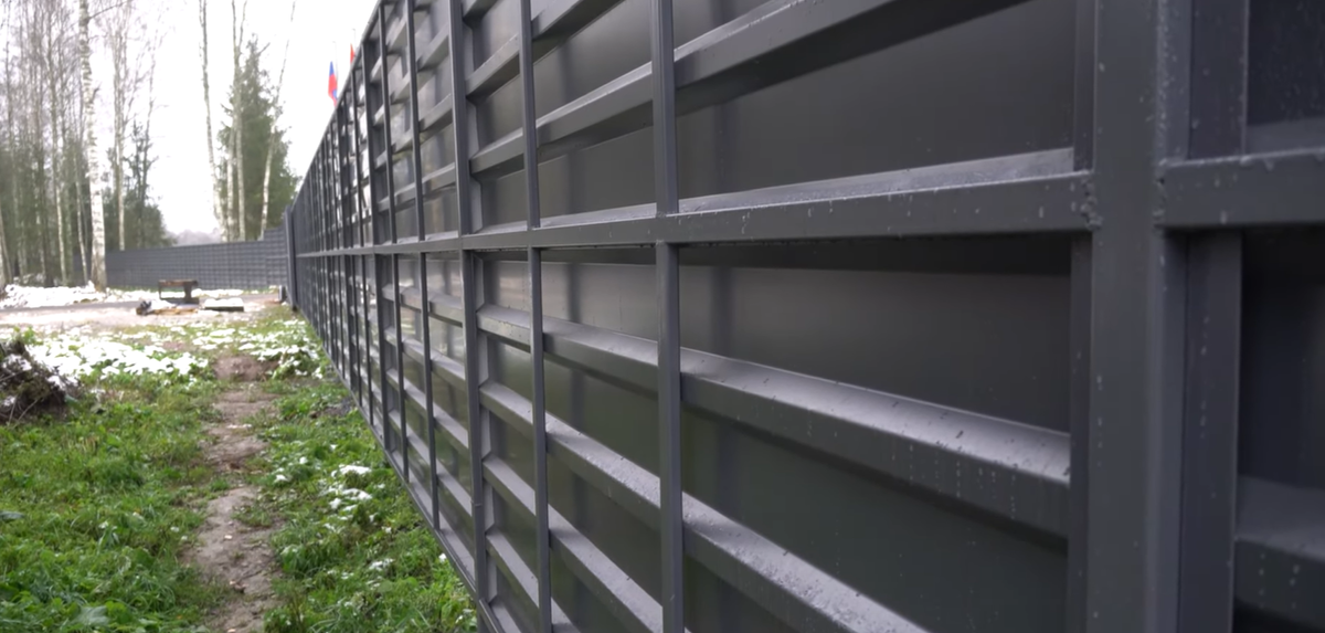 Забор из профнастила с горизонтальной сборкой от деда