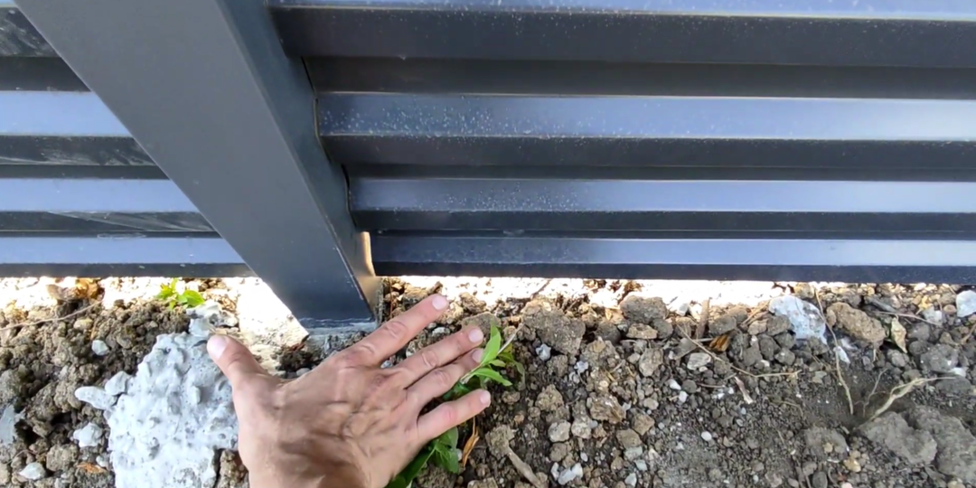 Забор из профнастила с горизонтальной сборкой. Советы от деда