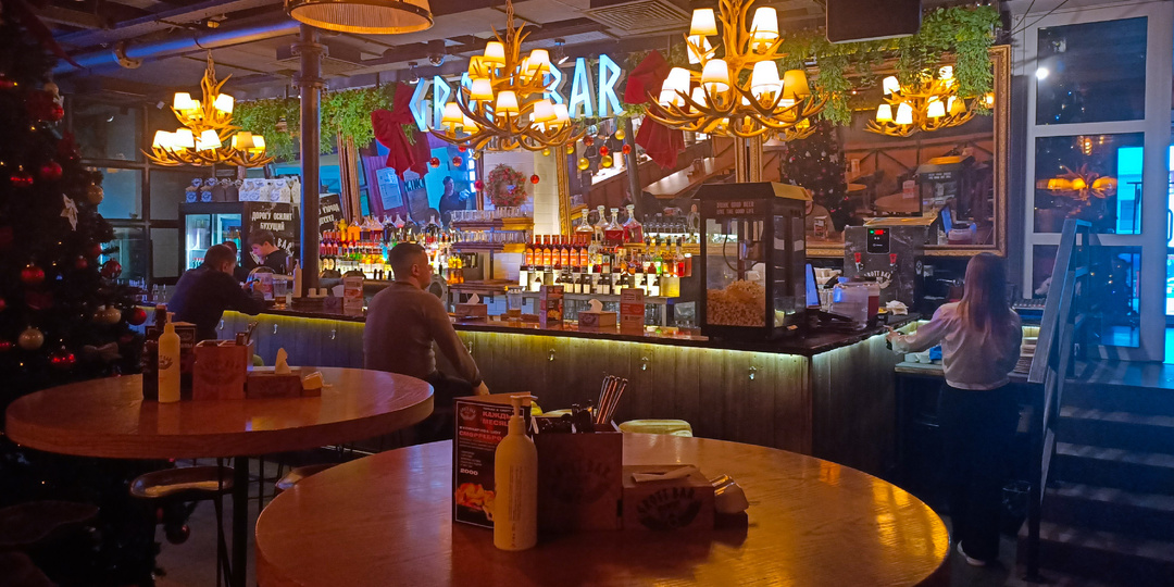 Новогодний бизнес-ланч с внушительным выбором блюд и настоек в гастробаре Grott Bar на первом этаже Дома Печати