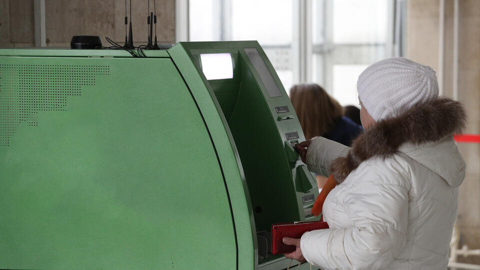     Число получающих пенсию на карты пенсионеров возросло почти до 80% ИЗВЕСТИЯ