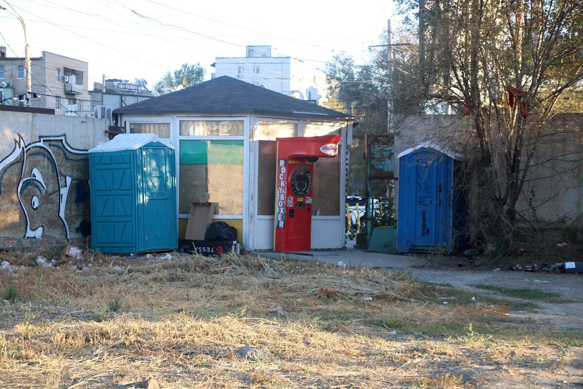    Туалеты закрыты, но запашок идет от них конкретный.