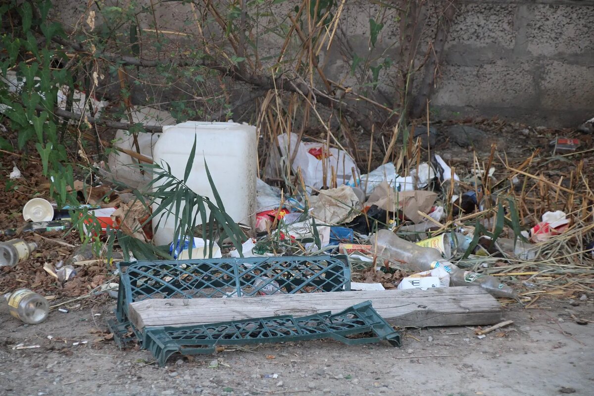    Мусор разбросан повсюду.