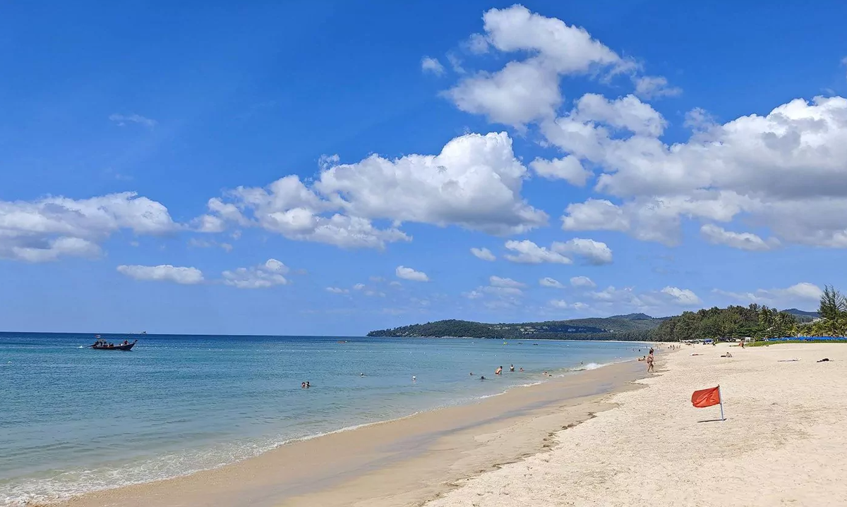 Пляж Банг Тао. Фото с сайта https://phuket-insider.com/. 