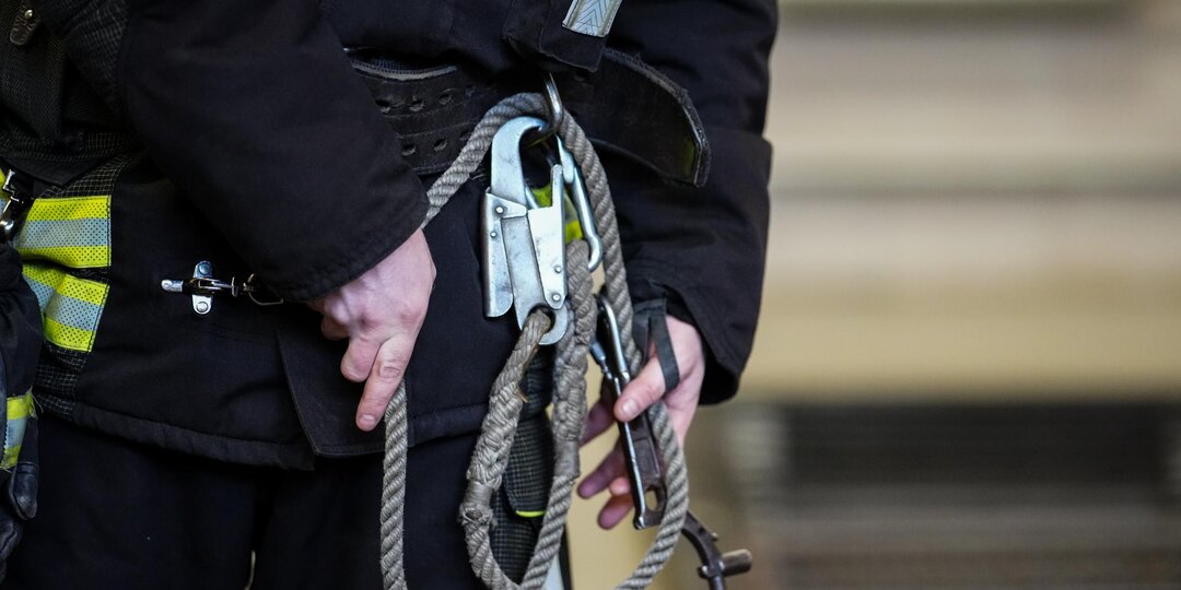 Из-за пожара в доме на Пограничника Гарькавого эвакуировали девять человек