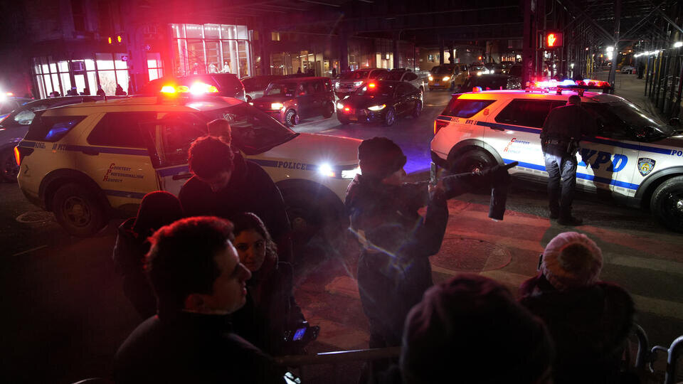     NYT: Мадуро в наручниках пожелал всем доброй ночи и поздравил с Новым годом REUTERS/Edward Gratten