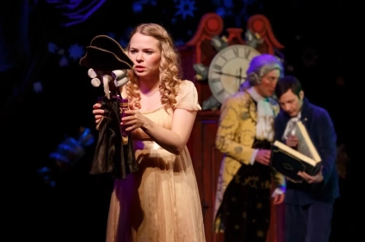    В новогодние каникулы Московский театр кукол в общей сложности покажет 128 спектаклей, перед которыми будут и новогодние сказочные интермедии с Дедом Морозом, Снегурочкой и их традиционными спутниками.