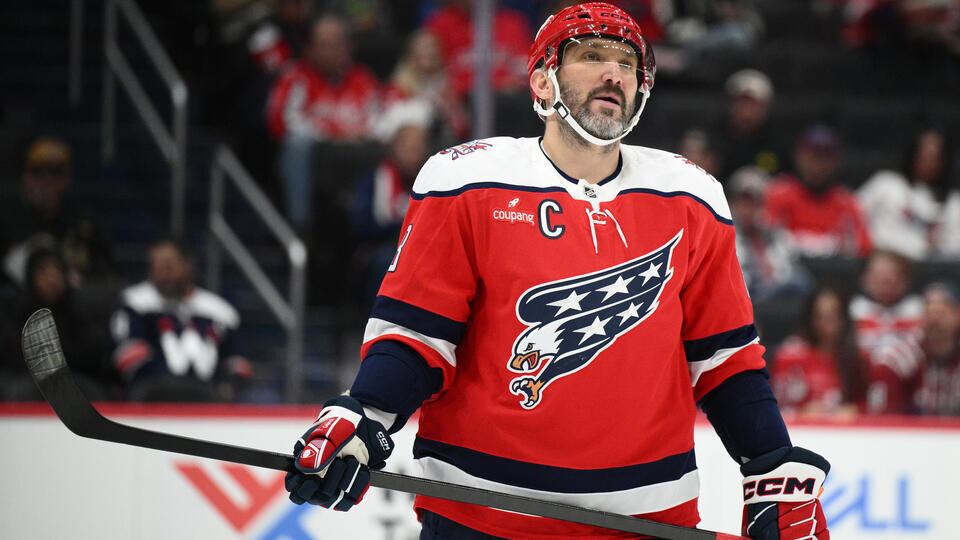     Овечкину разбили лицо в кровь во время матча НХЛ Nick Wass/AP/TASS