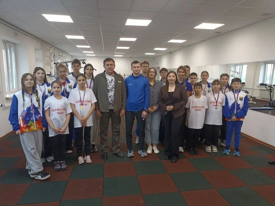    Легкоатлетическая команда «Метеор» в новом году будет выступать в новой клубной униформе. Фото: Дмитрий Тарасов