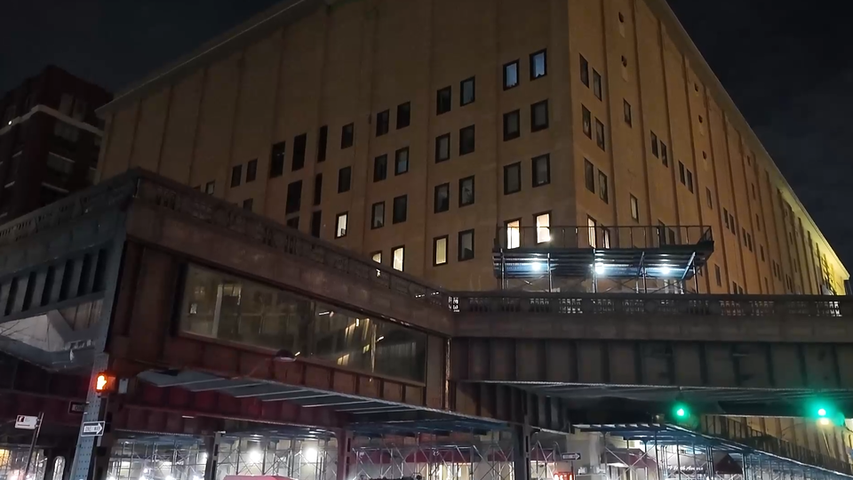     Кадры обстановки у штаб-квартиры DEA в Нью-Йорке, куда доставили Мадуро РЕН ТВ