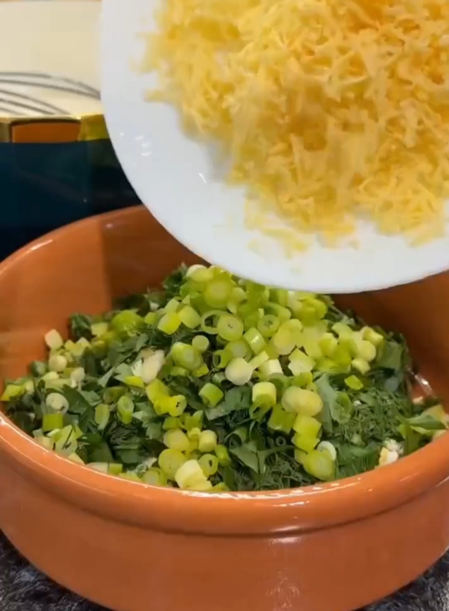 натёртые яйца, зелень, зелёный лук и сыр.