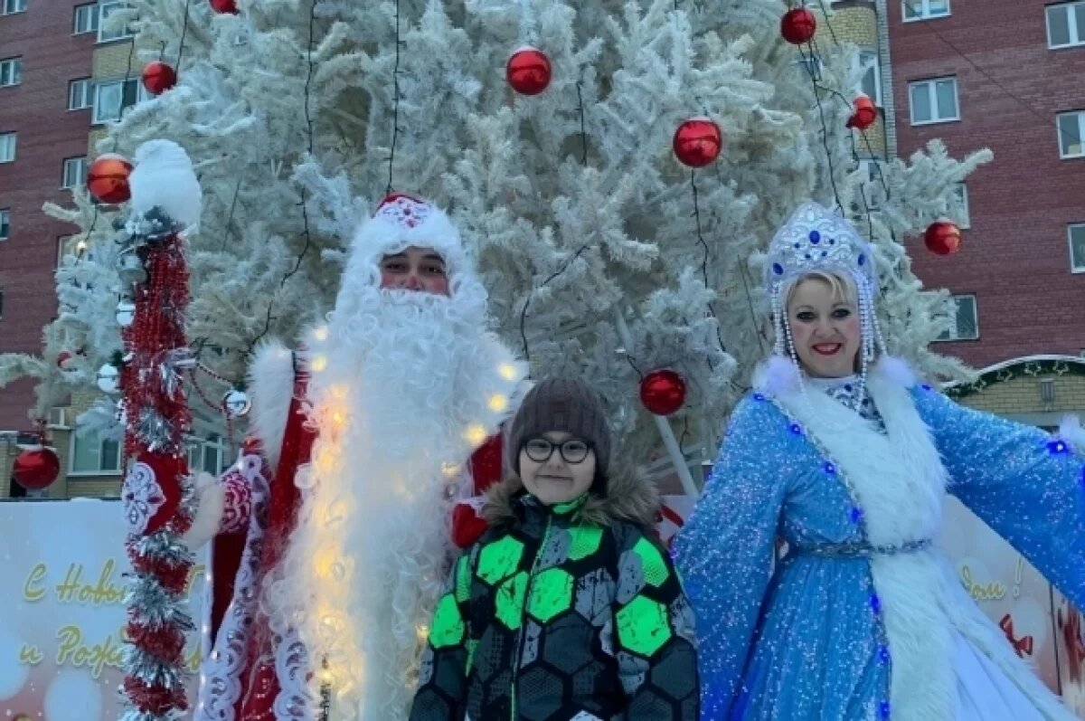    Детей поздравляют с Новым годом на улице и дома.