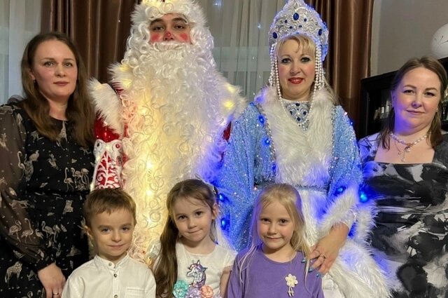    Дети с радостью встречают главных героев Нового года. Фото: Из личного архива/ Диана Кирилова