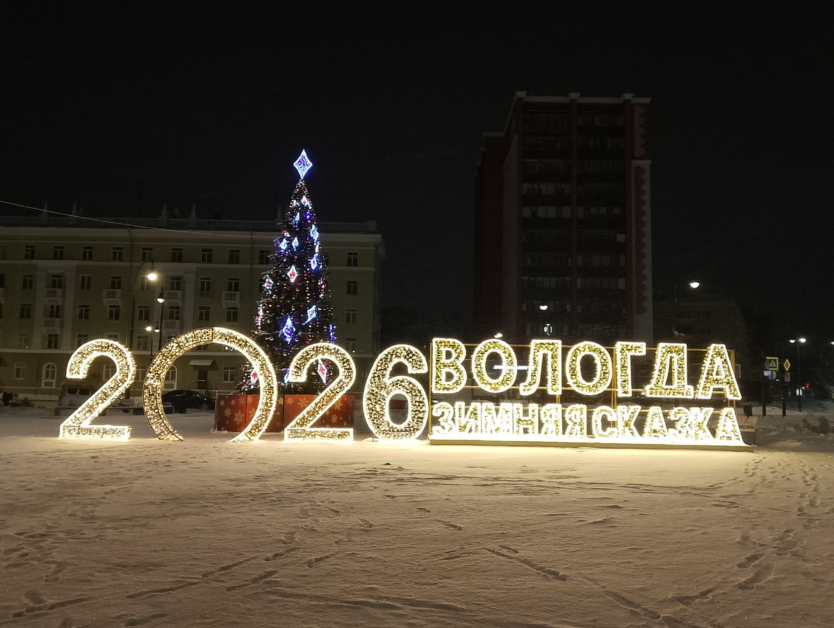 Инсталляция на привокзальной площади, фото автора 